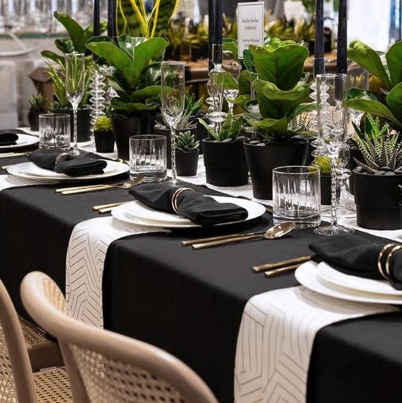 Black 90 x 156 Tablecloths - Picture 3 of 7